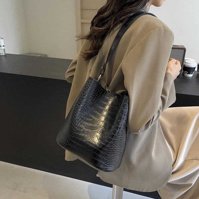 

Сумка-ведро с узором из камня в стиле ретро, женская, осень-зима 2024 года, новая универсальная сумка через плечо, сумка-мессенджер премиум-класса чёрный