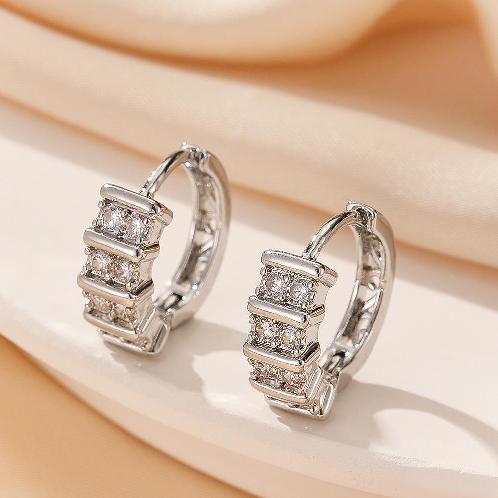European and American fashion versatile niche design, high-end and cool style earrings for women