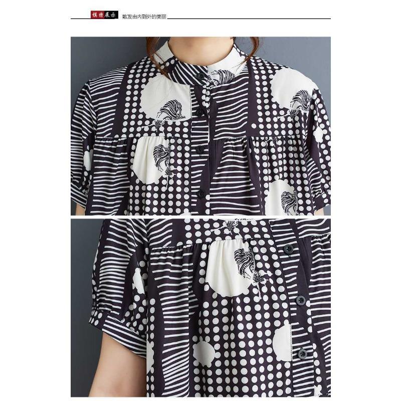 Vestido solto plus size de manga curta com estampa fashion e comprimento médio