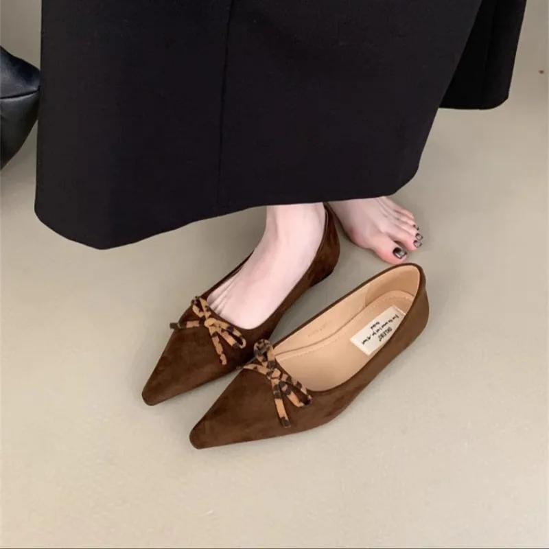 Módní dámské ploché boty 2025 jaro nové leopardí špičaté mělké semišové s motýlkovou mašlí měkká podrážka protiskluzové boty odolné proti opotřebení