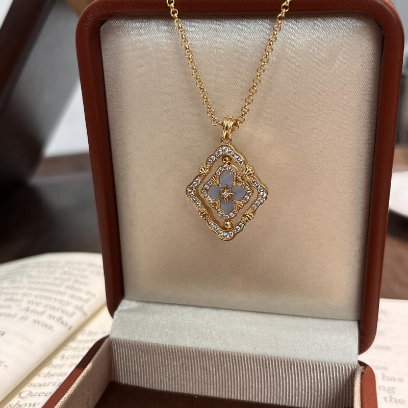French Antique High-End Sense Versatile Rotating Double-Sided Four-Leaf Clover White Shell Necklace Light Luxury Design Court Style Collarbone Chain