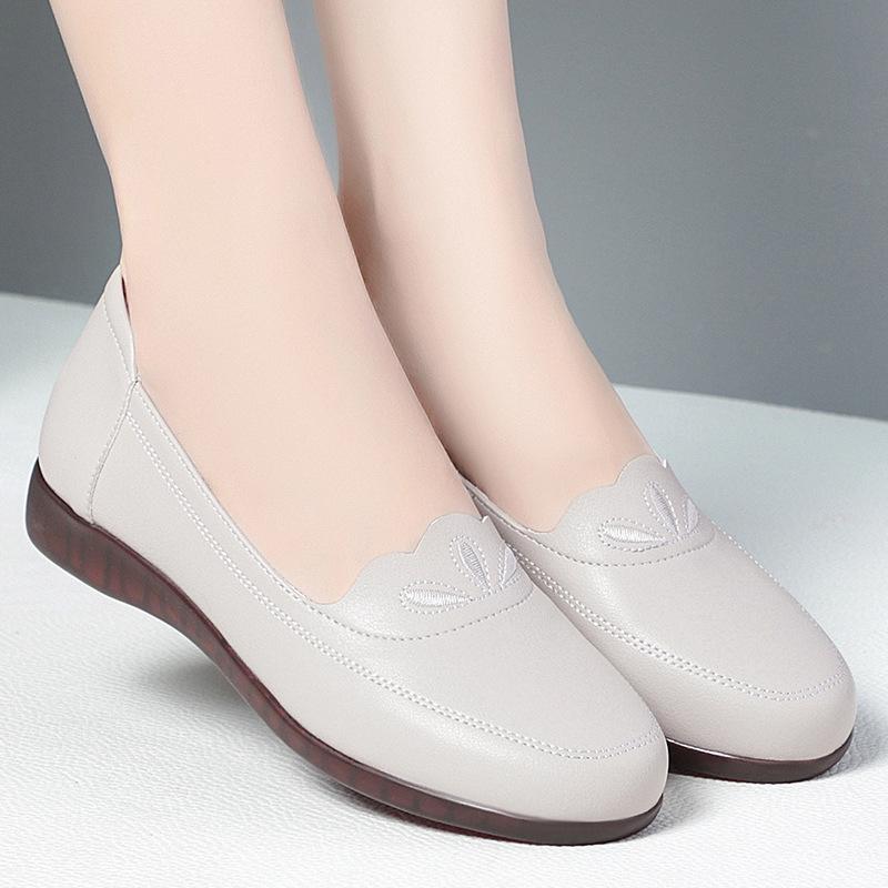 Comfortable New 2025 Spring Shallow Soft Leather Loafers Women Flats 2025 Spring Non Slip Flat Shoes Casual For Mom Street