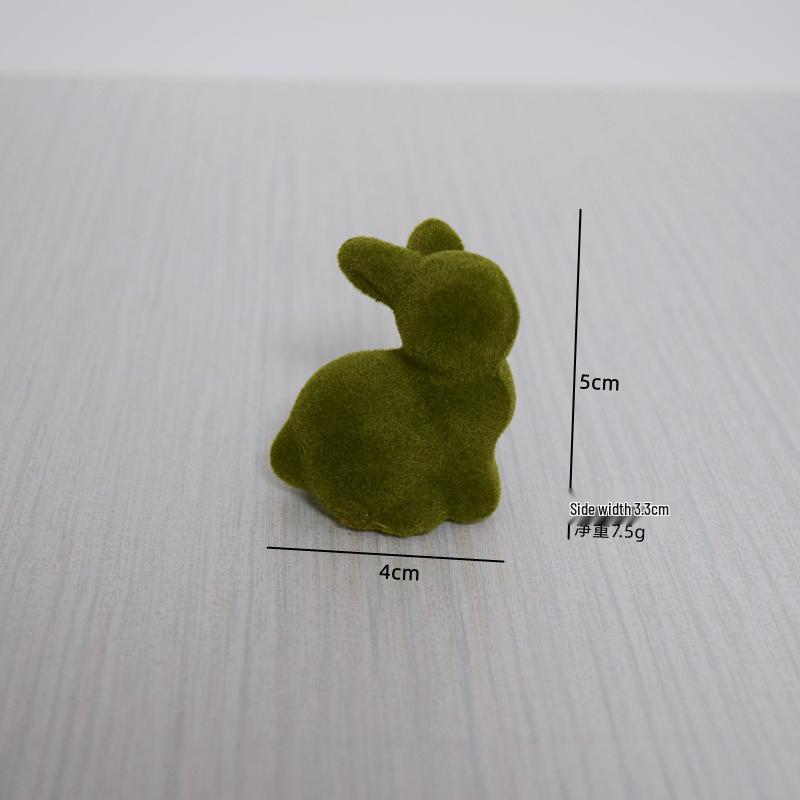 Плюшевая фигурка Пасхального кролика из мха: Милое настольное украшение