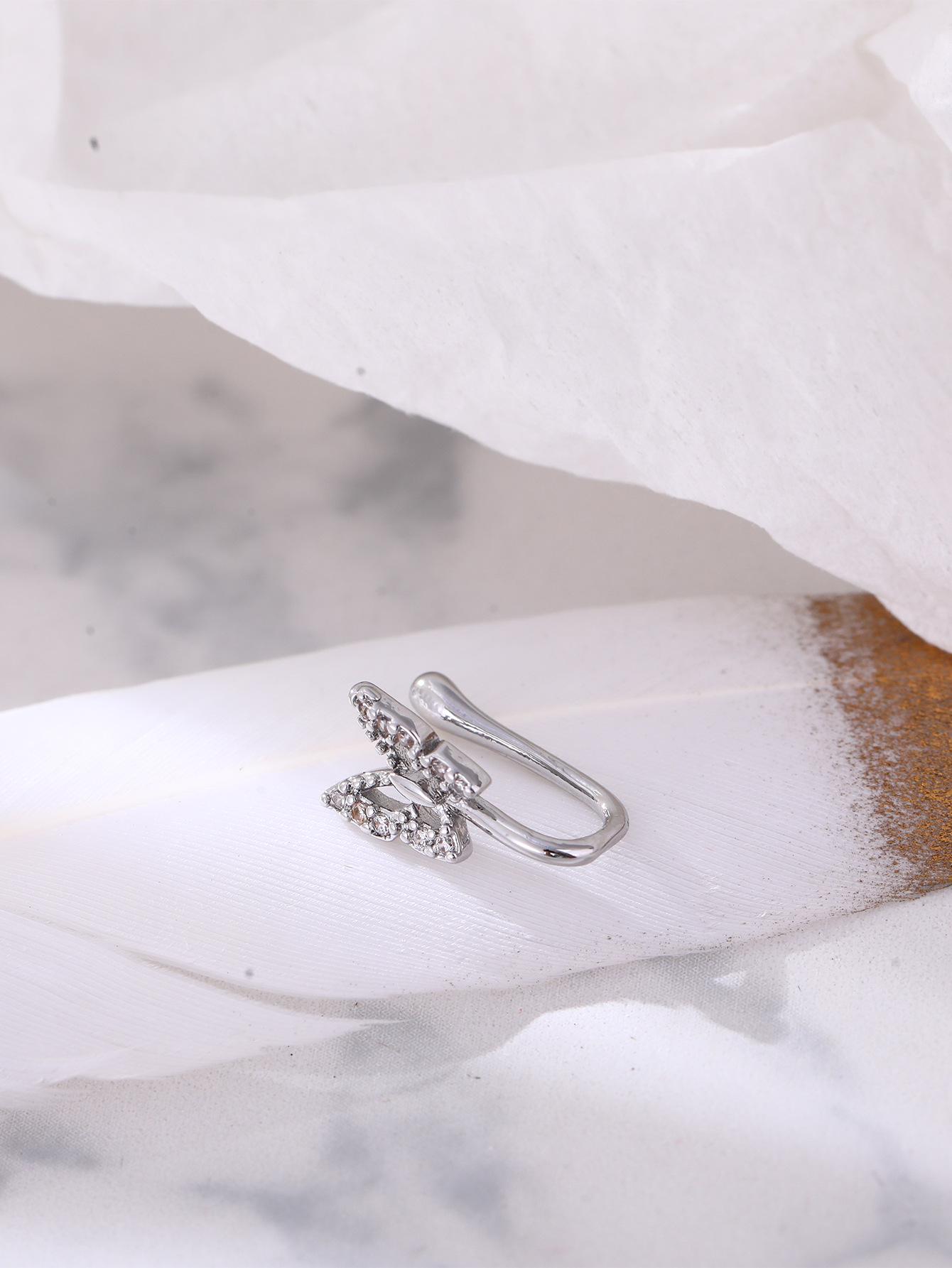 

Европейский и американский стиль бриллиантовая бабочка фальш пирсинг носа - посеребренная медь, инкрустированная говлитом