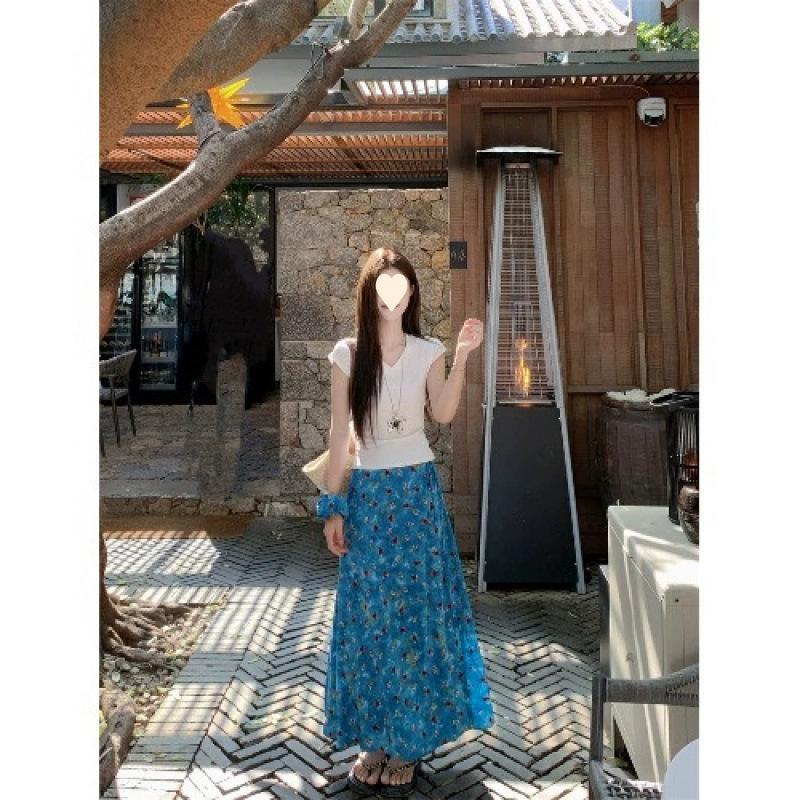 Fashion suit White V-neck short-sleeved T-shirt Women's summer high-waisted and thin floral skirt two-piece set