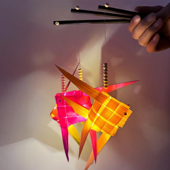 Hand-Woven Goldfish Lantern DIY Handcrafted Hand Held Bamboo Fish Lantern for Chinese Spring Festival Mid-Autumn Hanfu Cosplay