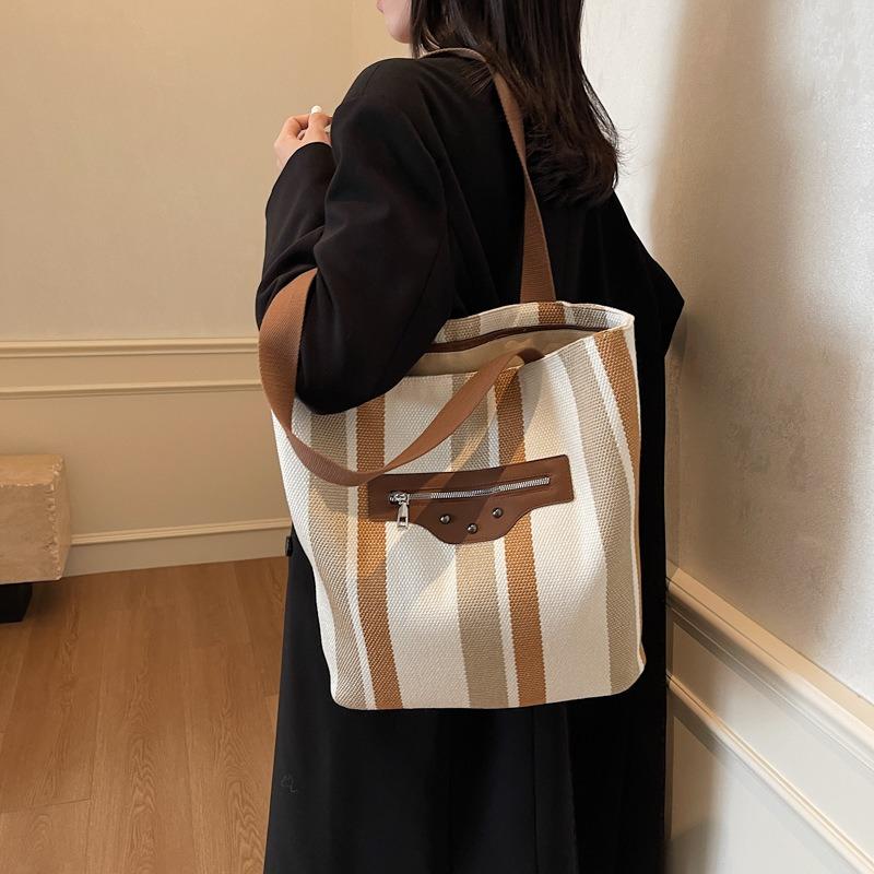 Autumn and winter large-capacity contrasting striped shoulder bag women's new fashion class commuter tote bag