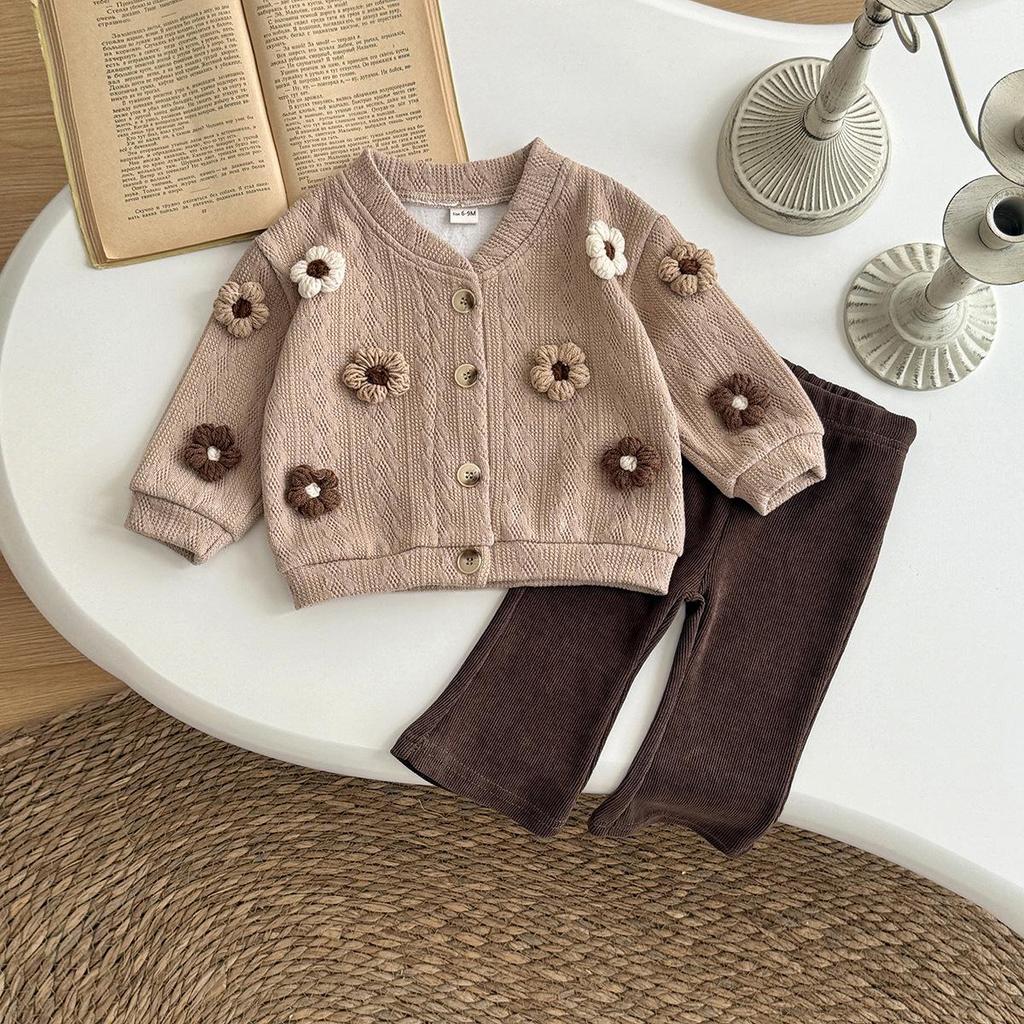 2025 Strick-Cardigan-Set für Mädchen Herbst/Winter: 3D-Blumen-Pullover im koreanischen Stil + Hose mit leicht ausgestelltem Bein