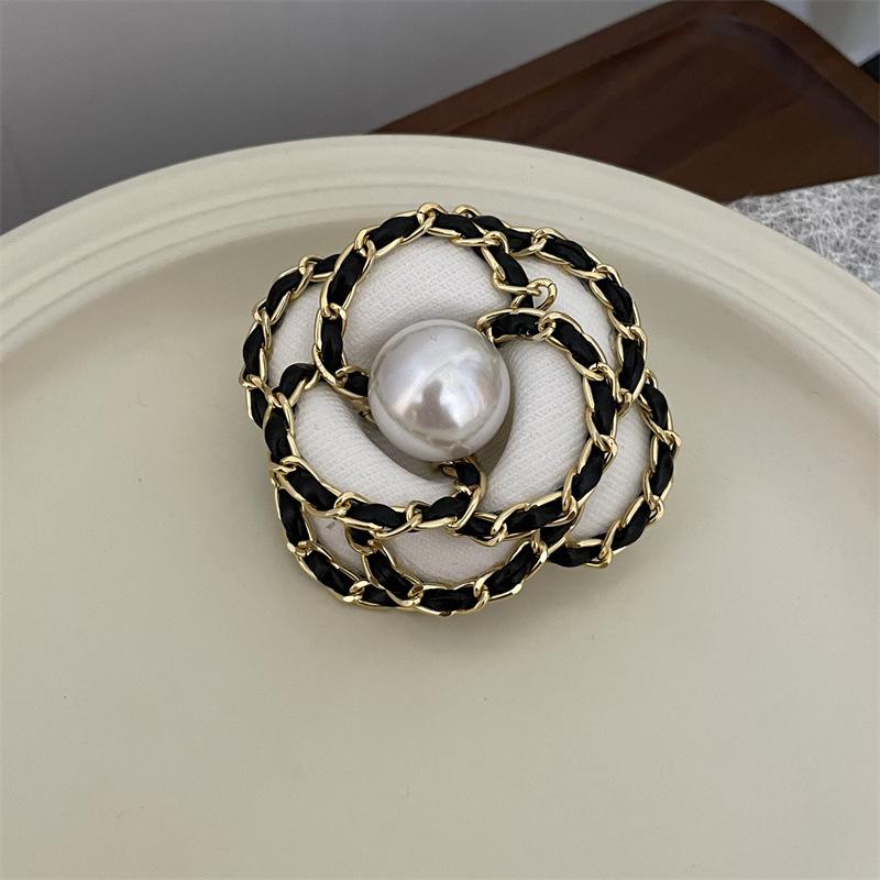 Fashion Medieval Brooch Pin Niche Vintage Camellia Pearl Brooch Light Luxury High-End Small Fragrant Style Brooch Female