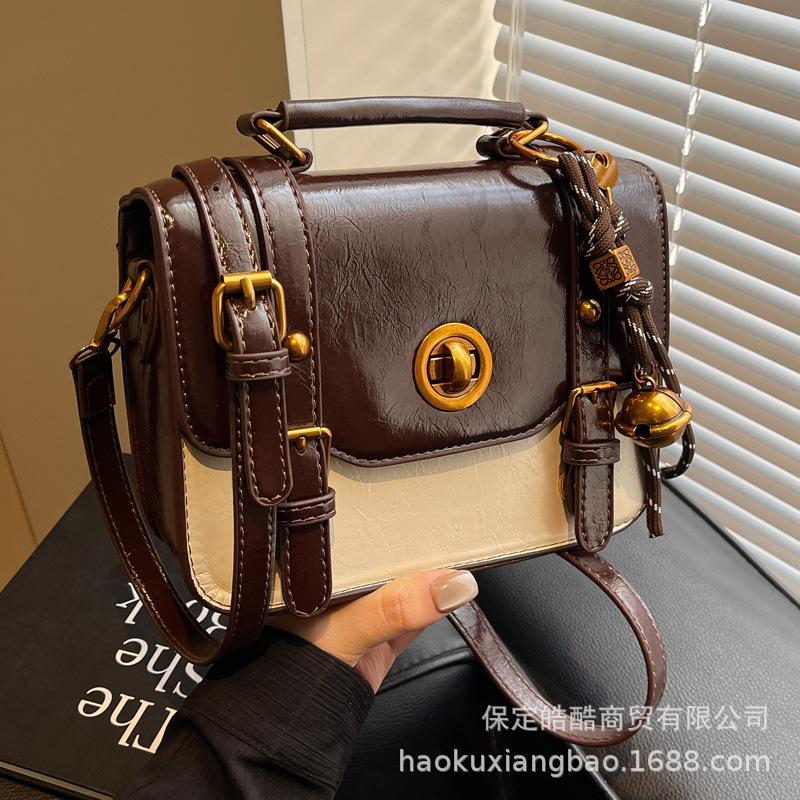 Super fire small bag women's autumn and winter versatile 2025 new retro messenger messenger bag fashionable portable Cambridge small square bag