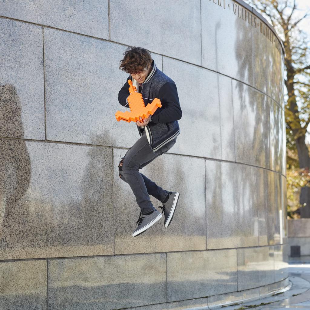 Hasbro (HASBRO) Nerf Minecraft Pillager Crossbow, Crossbow-Style Blaster with 3 Nerf Elite Darts, Realistic Crossbow Action, Pull-Back Priming Handle