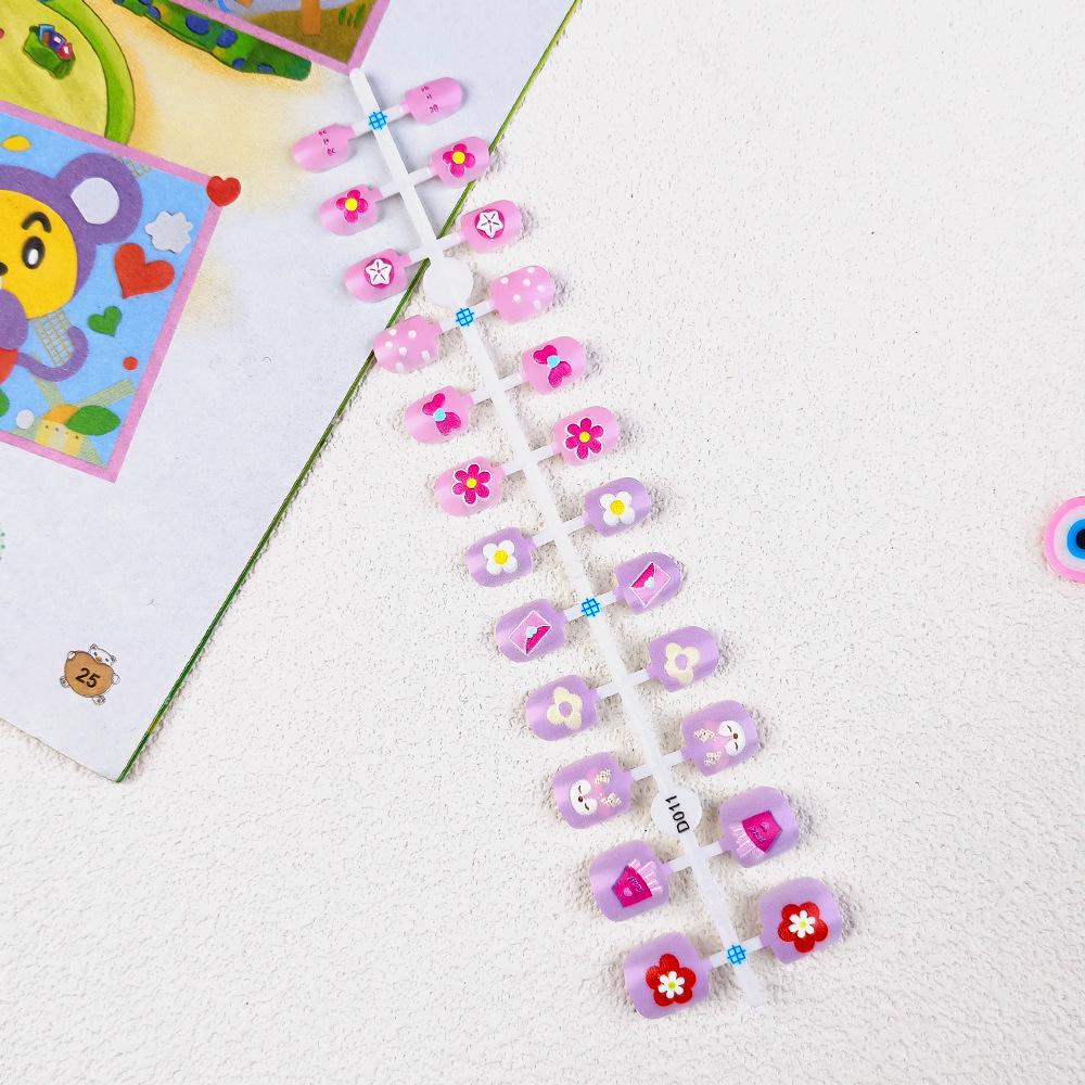 

24 шт., короткие ногти для детского маникюра, милые тисненые цветные наклейки для дизайна ногтей с мультяшным рисунком