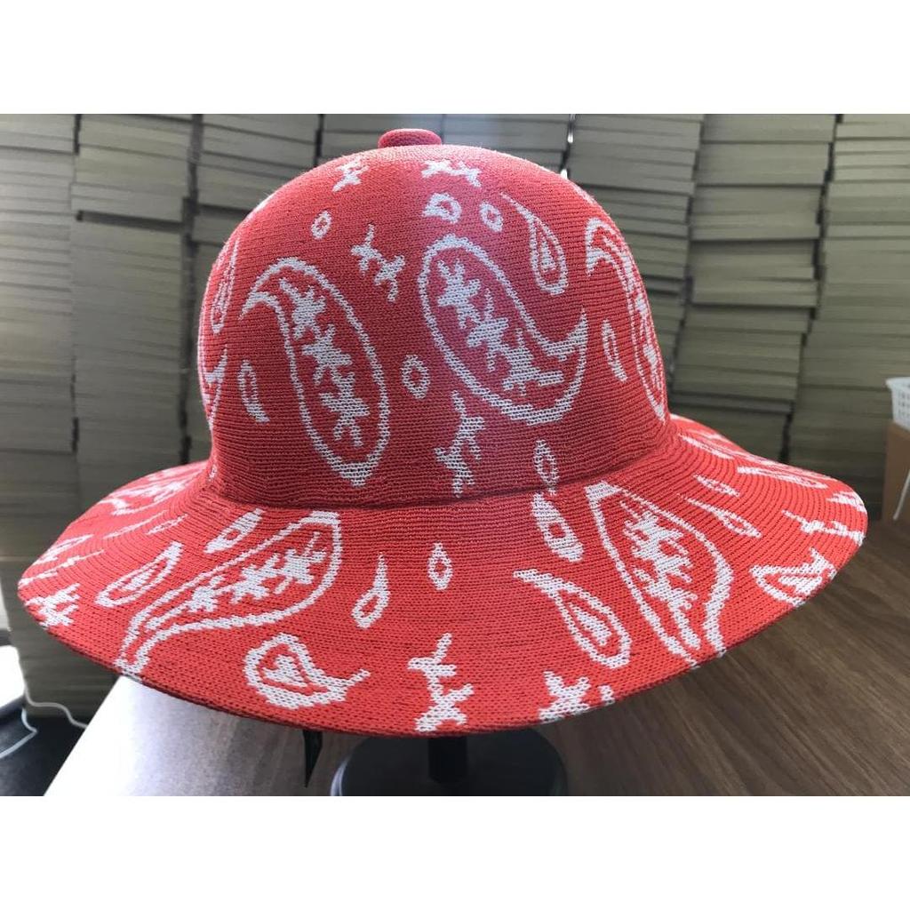 Used KANGOL bandana pattern bowler hat that can be recommended both functionally and aesthetically.
