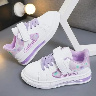 Dziecięce Sneakersy 2024 Nowe Dziewczynki Kochają Haft Casualowe Buty Moda Skórzane Dziecięce Szkolne Buty do Biegania Sportowe Miękkie Zapinane na Rzep