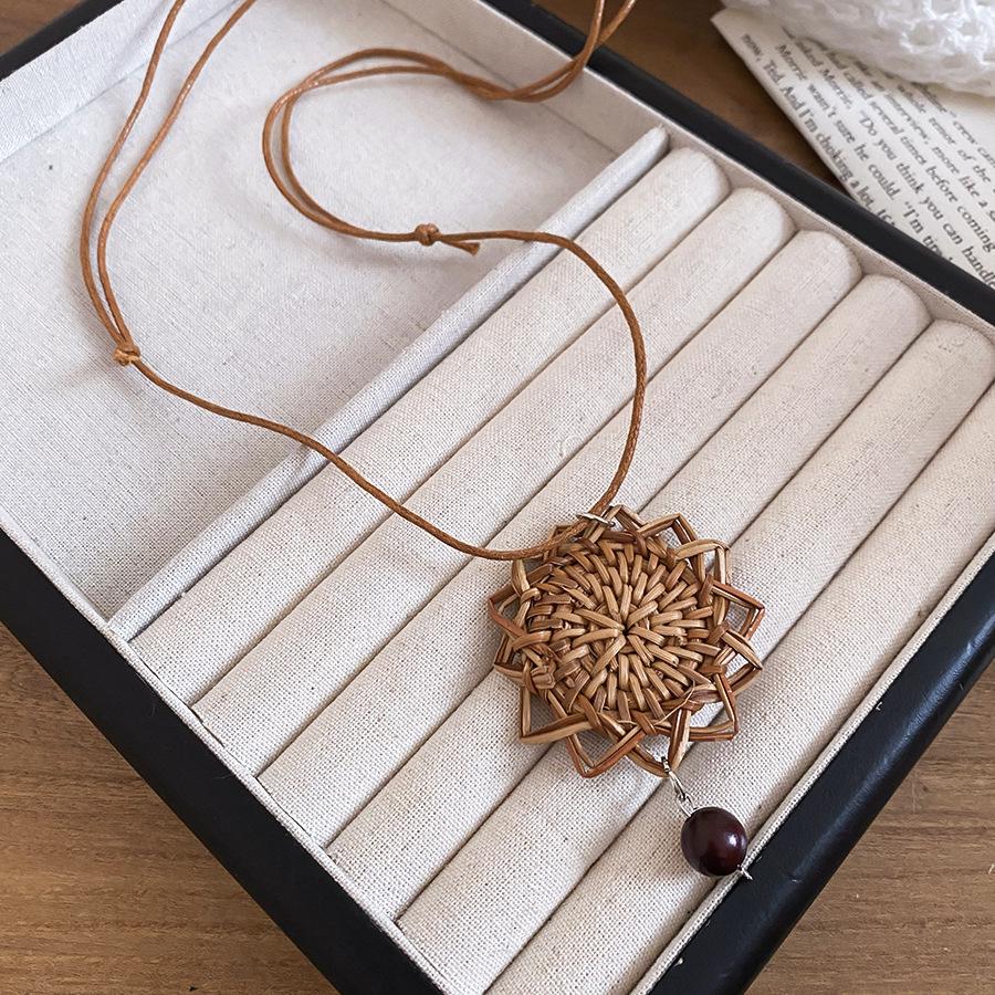 Wood Rhyme Leisure Wind: Summer Bohemian Wooden Necklace - New Chinese Style Clavicle Chain for Women, Retro Holiday Accessory.