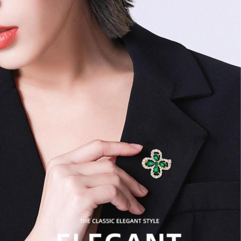 Vintage Brooches Imitation Emerald Leaf Shape Sweater Pins French Style Exquisite Corsage All-match Suit Prom Dress