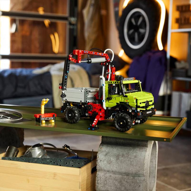 LEGO 42242 Technic Mercedes-Benz Unimog U 5023 with Crane