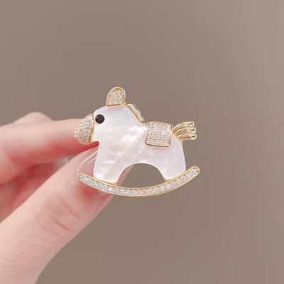 Cute Wooden Horse Imitation Mother-of-pearl Brooch for Women, Luxurious and High-end Anti-glare Brooch