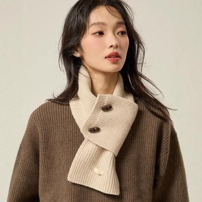 Sciarpa Corta Lavorata a Maglia Monocolore da Donna con Bottone a Corno Scaldacollo Incrociato sul Collo Stile Coreano Chic Antivento Snood Foulard da Collo