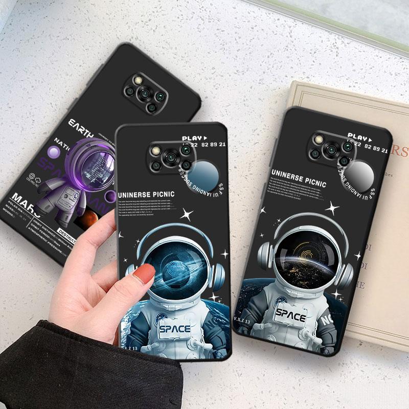 Cute Astronaut Phone Case for Xiaomi Poco F4 C40 X4 F3 GT M4 5G M3 F1 X3 NFC X3 Pro M3 Pro X3 GT X4 NFC F3 GT TPU Soft Black