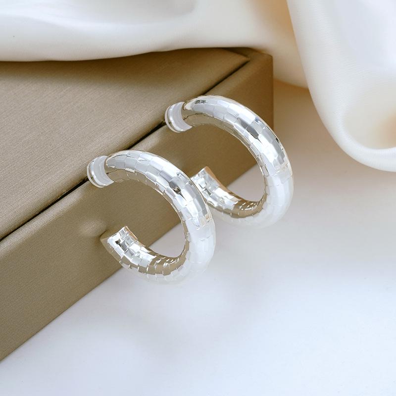 Elegant C-Shaped Earrings: Fashionable Geometric Hoops In Gold or Silver. Perfect for Commuting, Offering a Versatile, Lightweight Luxury Style.