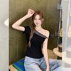 Schwarz gestreiftes asymmetrisches schräg geschnittenes kurzärmeliges T-Shirt Damen Sommer schulterfreies Design Sinn Nische eng anliegendes Oberteil