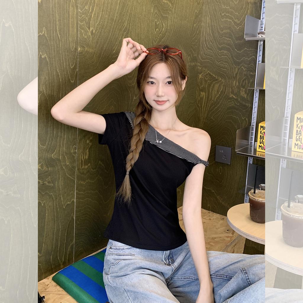 Schwarz gestreiftes asymmetrisches schräg geschnittenes kurzärmeliges T-Shirt Damen Sommer schulterfreies Design Sinn Nische eng anliegendes Oberteil