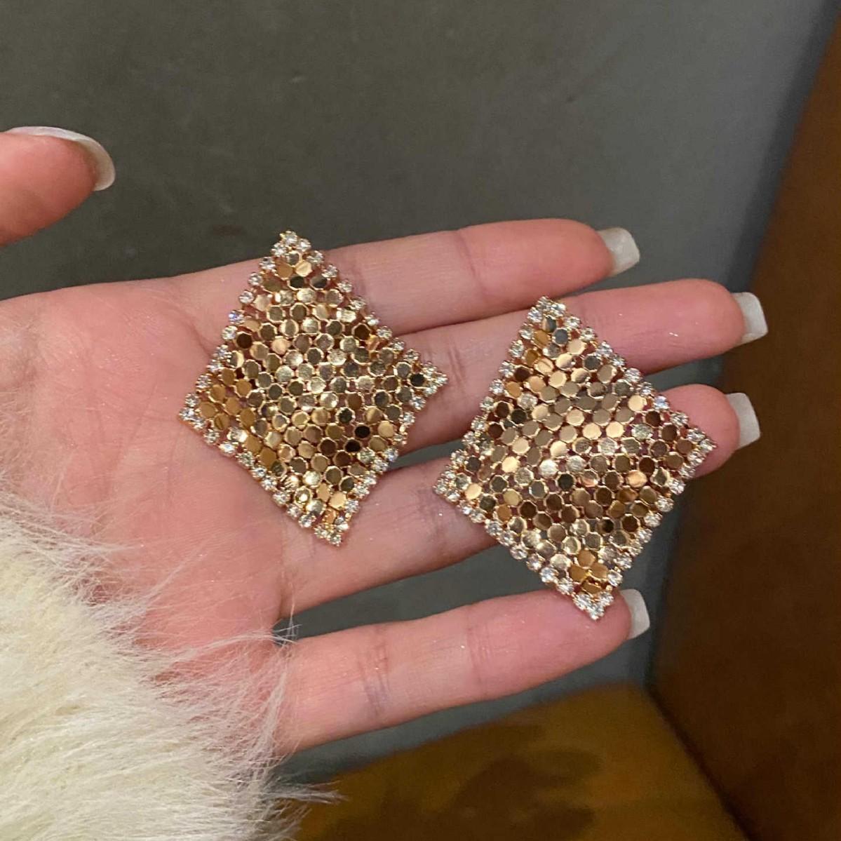 

Fashion magic carpet earrings, light luxury temperament, high-end sense, unique and beautiful earrings, super flash exaggerated big earrings