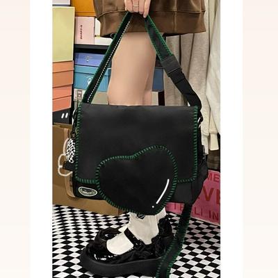 Herzförmige Dekoration, japanisches und koreanisches Nischendesign, Kuriertasche, Umhängetasche, leichte Tasche mit großem Fassungsvermögen, weiblich.