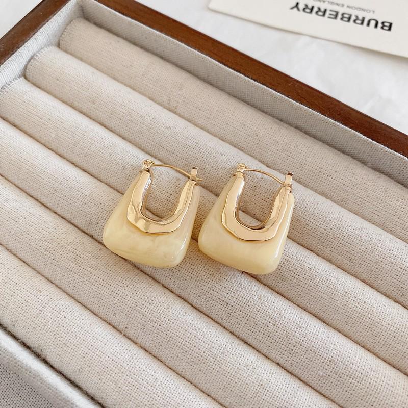 Retro Hong Kong Geometric Resin Ear Clips: Stylish, Versatile Earrings for Women