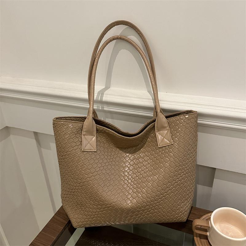 Trendy Shoulder Tote Bag For Women With Unique Design And Versatile Colors Ideal For Commuting