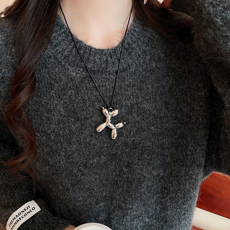 French Casual Wind Titanium Steel Triangle Necklace Light Luxury High Sense Simple Sweater Chain Trend Item Decoration Niche