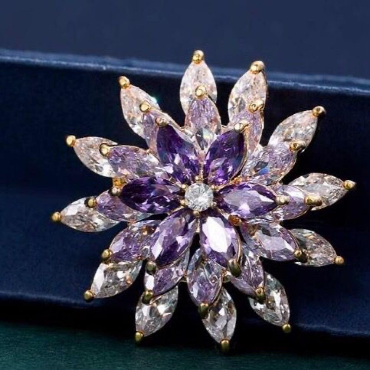 

Высококачественная роскошная вращающаяся брошь в виде снежинки, сияющая хрустальная брошь-булавка, японский и корейский темперамент, универсальные цветочные аксессуары фиолетовый