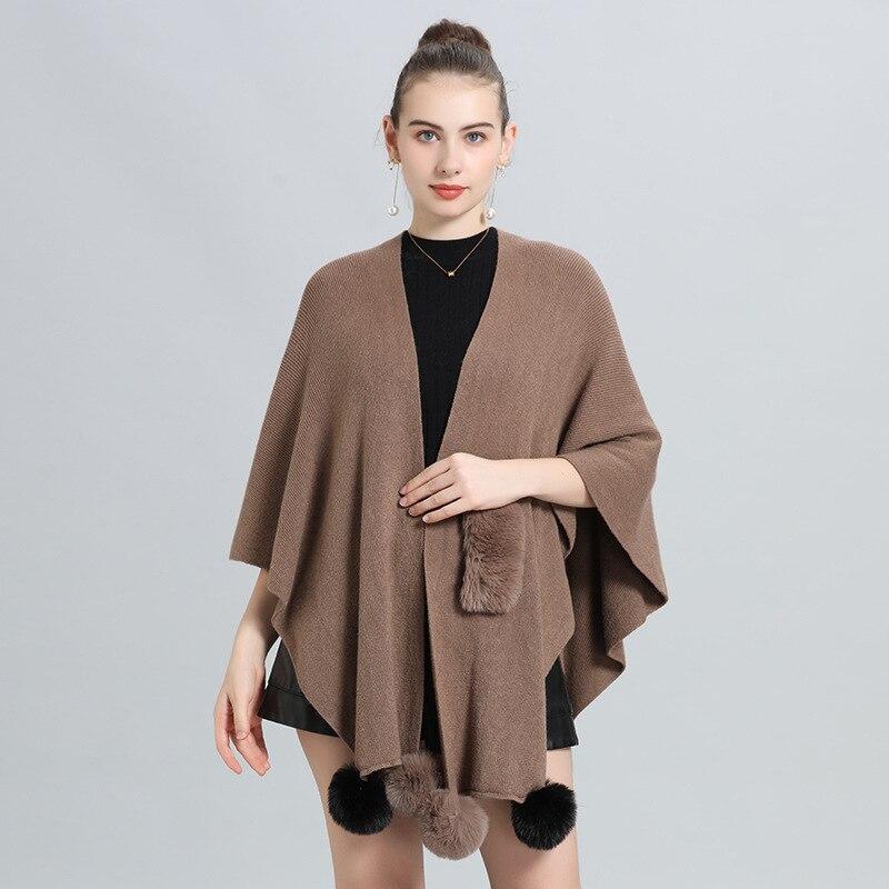 2022 Khaki Svart Vinrød Dame Høst Strikket Poncho Sjal To Farger Fuskepelsball Streetwear Cardigan Strikkeplagg Løse Kapper