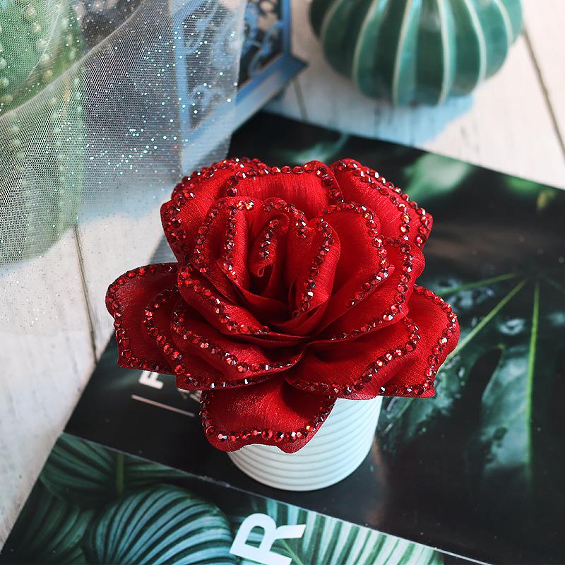 Set červených třpytivých květinových sponek do vlasů a náramku pro dívky na latinskoamerické tance