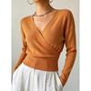 Maglione da donna a maniche lunghe in maglia tinta unita, elegante, scollo a V incrociato, aderente in vita, valorizza la figura, minimalista, camicetta