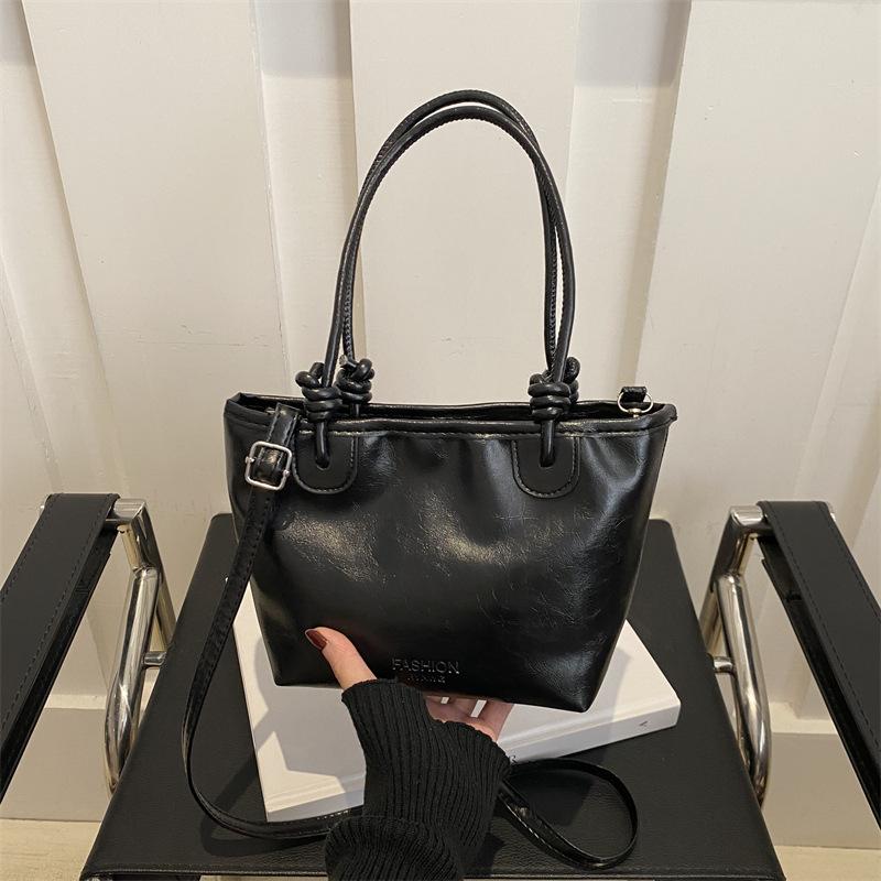 

New popular bags this year, women s autumn and winter versatile 2025 trendy fashion messenger handbag bucket bag чорний