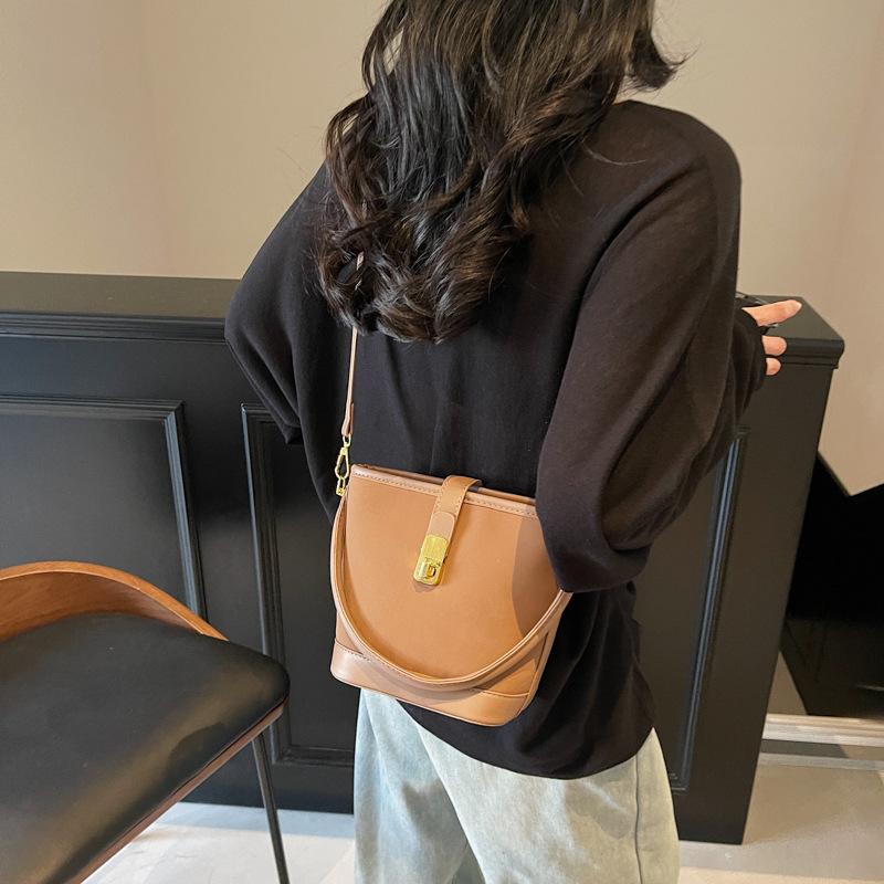 Simple women's shoulder large-capacity bag women's 2025 popular new trendy fashion solid color versatile shoulder bucket bag