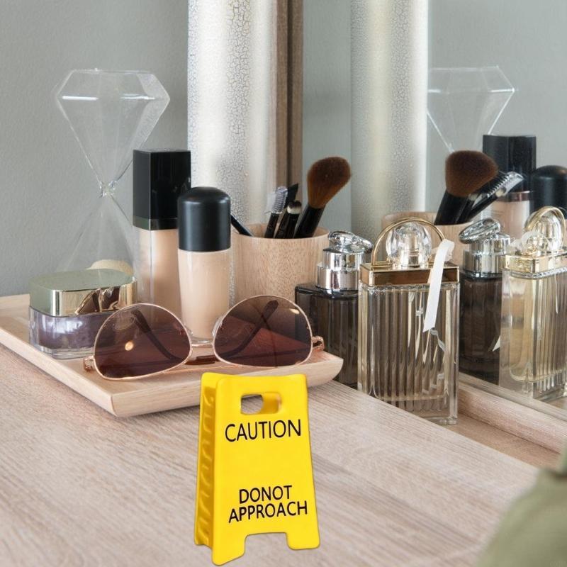 Überstimuliert Warnschild Haarspange Lustiges Accessoire für feines Haar in leuchtendem Gelb und Schwarz Fettdruckdesign