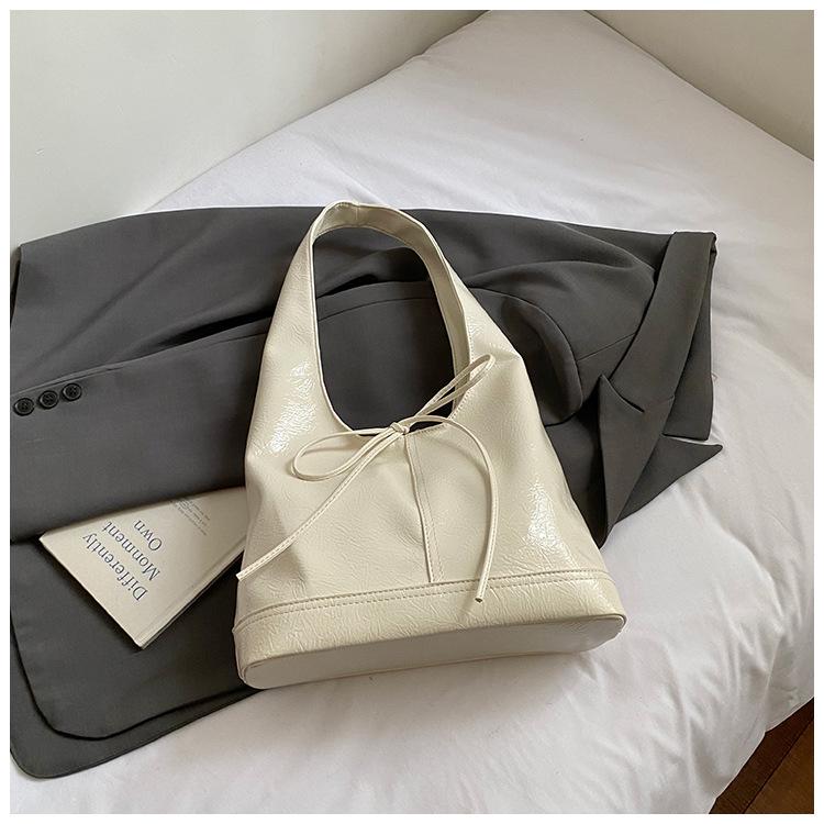

Korean version of simple bow underarm bag women s 2025 autumn new trendy high-end large-capacity shoulder tote bag белый