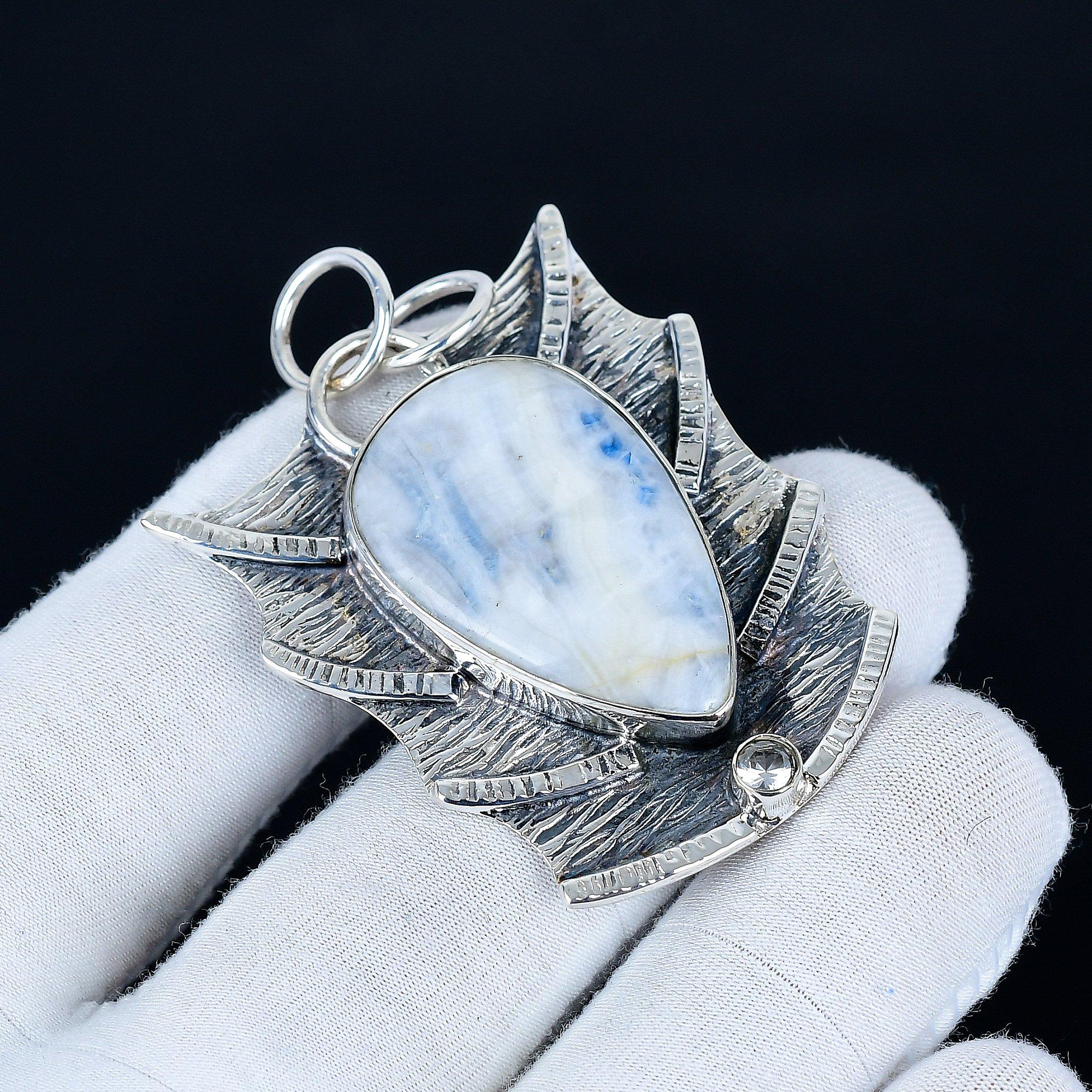 

Подвеска из голубого шеелита, Ювелирные изделия ручной работы из стерлингового серебра 925 пробы, Серебряная подвеска с голубым шеелитом, Ювелирные изделия для вечеринок для женщин, Подвеска в подарок для нее 6.5 Cm синий