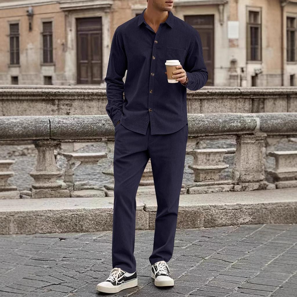 Completo da uomo autunnale casual con camicia a bottoni a maniche lunghe e pantaloni lunghi