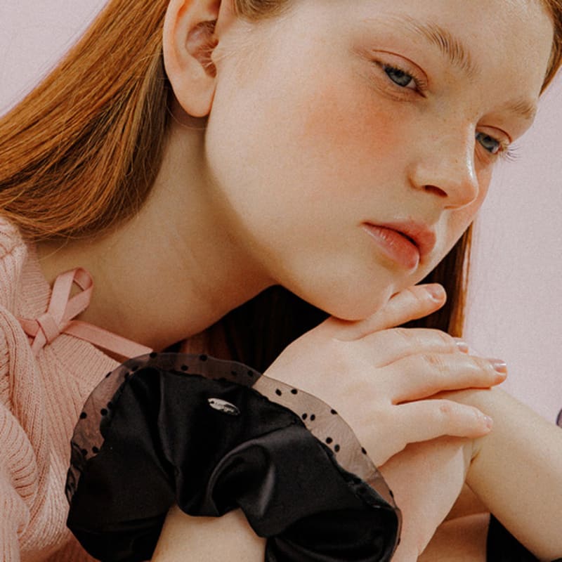 mellotory dot mesh satin scrunchie (black)