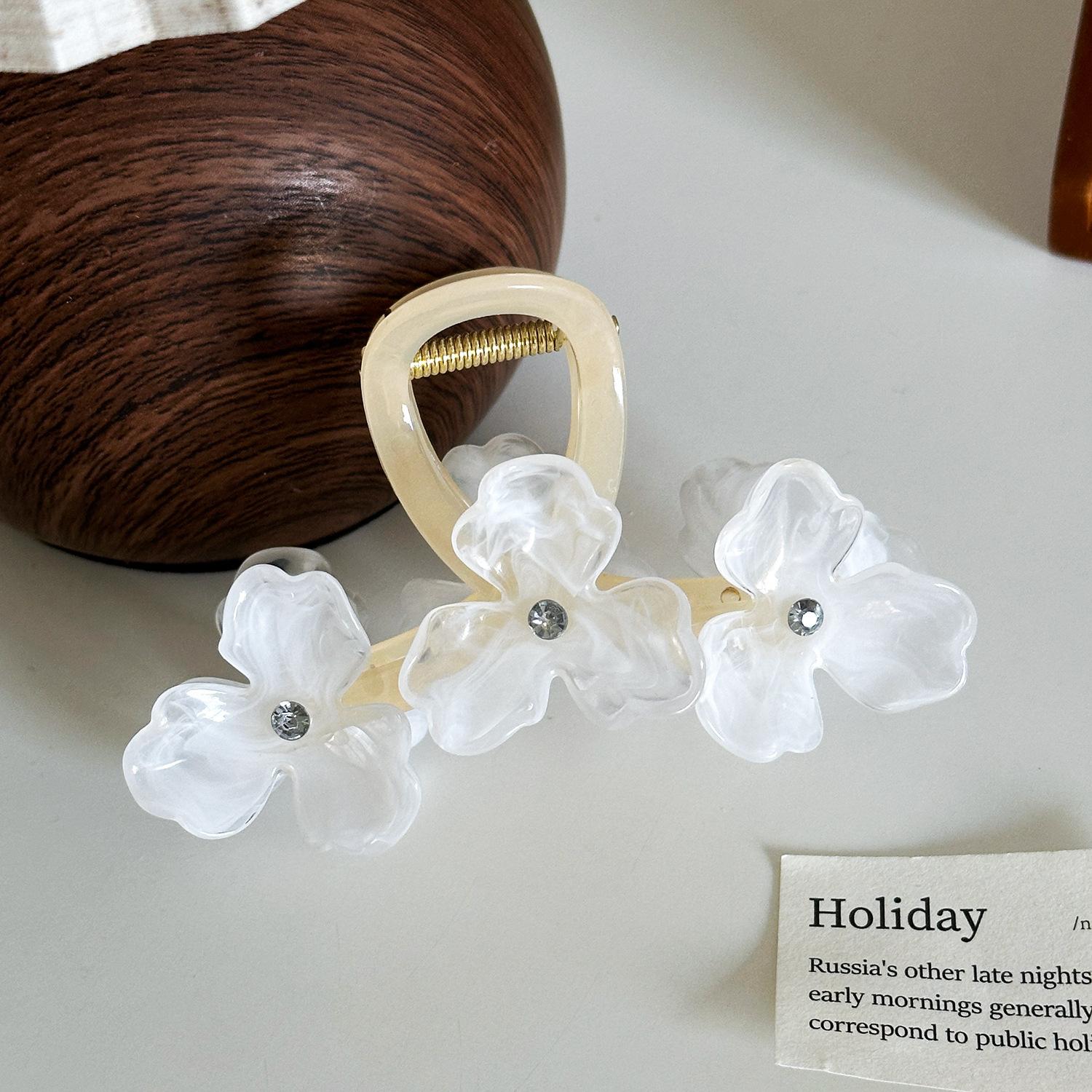 

Flower Crafted Beautifully Hair Claw Clip In Various Colors For Trendy And Sophisticated Styles білий