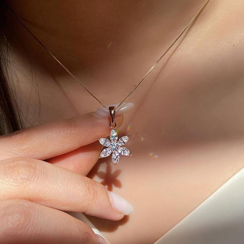 Flower Necklace New Alloy Jewelry Pendant Versatile Simple Niche High-end Jewelry Accessories Women