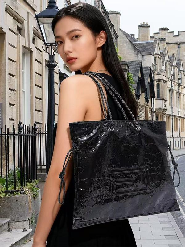 

Trendy Large Capacity Drawstring Bucket Shoulder Bag with Chain – Wrinkled Crossbody Tote 25x31.5 cm