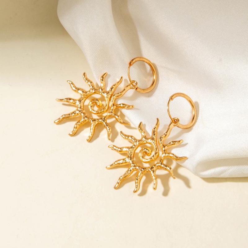 Jewelry Hollow Sun Necklace Personality Creative Trend Design Sense Spiral Clavicle Chain Women