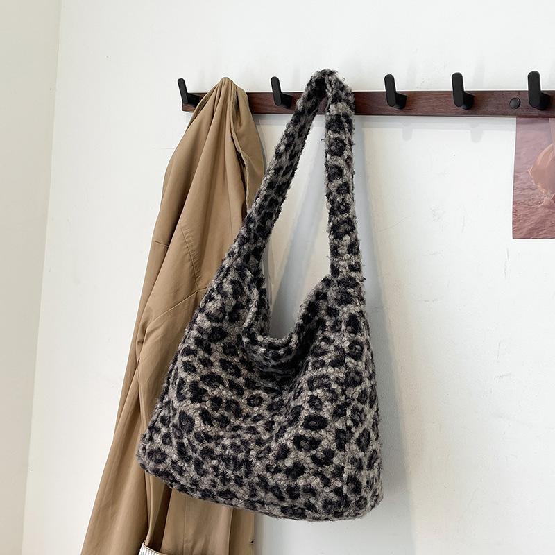 

Korean woolen leopard print bag women s 2025 autumn and winter new college style underarm tote bag large capacity shoulder messenger bag чёрный