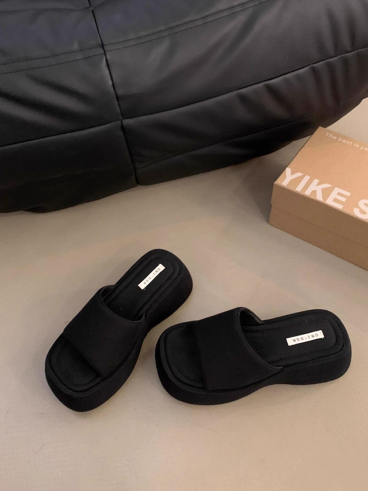 

Platform slippers women s summer wear 2025 new simple cool slippers women s skirt comfortable beach shoes 40 чёрный