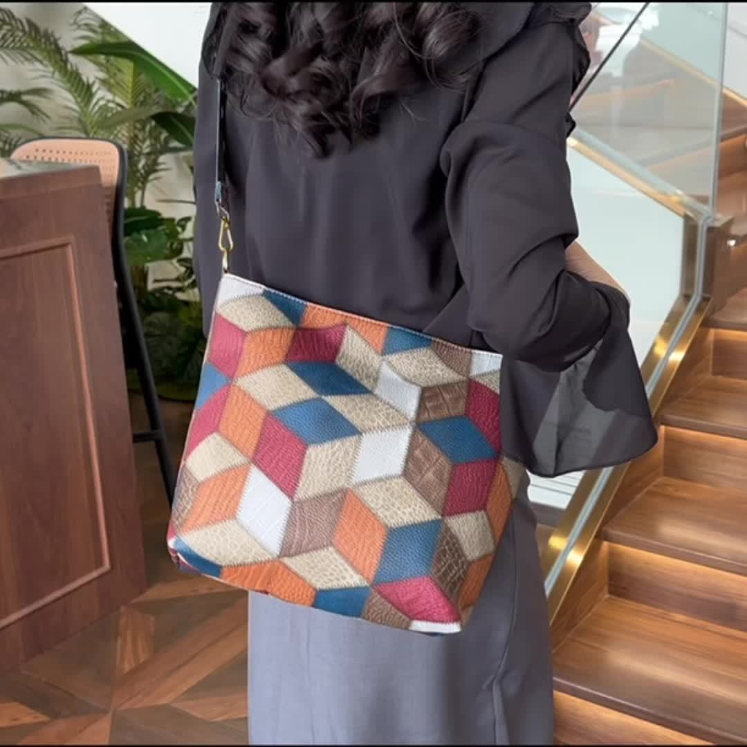 Сумка через плечо с геометрическим узором в стиле пэчворк — фото 11